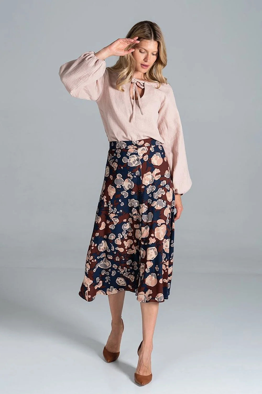 Ensemble féminin chic en viscose 100% avec haut bleu marine et jupe imprimée tropicale