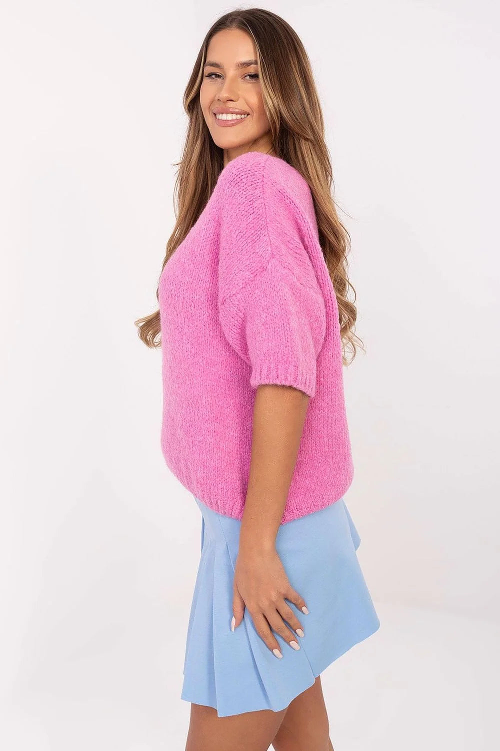 ensemble mode femme pull manches mi longues rose fuchsia maille duveteuse coupe oversize col V jupe mini bleu clair plissée