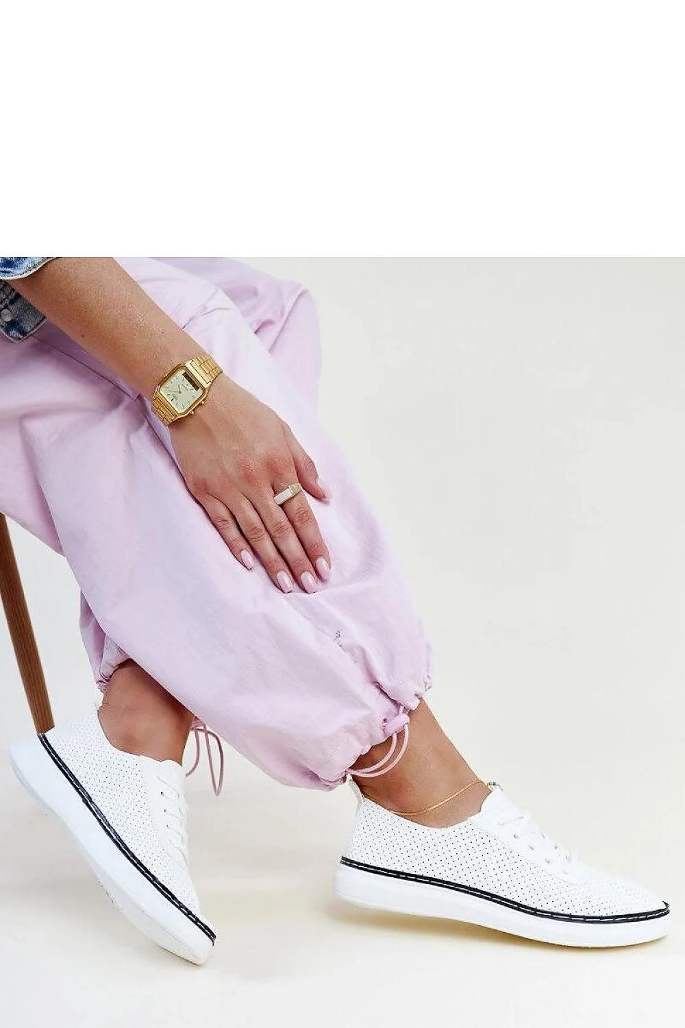 Baskets Solea perforées blanc et noir cuir synthétique lacets classiques style casual usage quotidien sport élégance chaussures femmes modernes