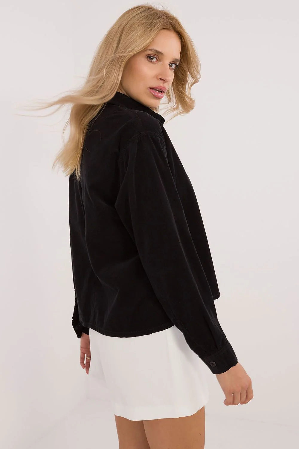 Chemise en velours côtelé noire manches longues col classique avec jupe blanche mini fente femme