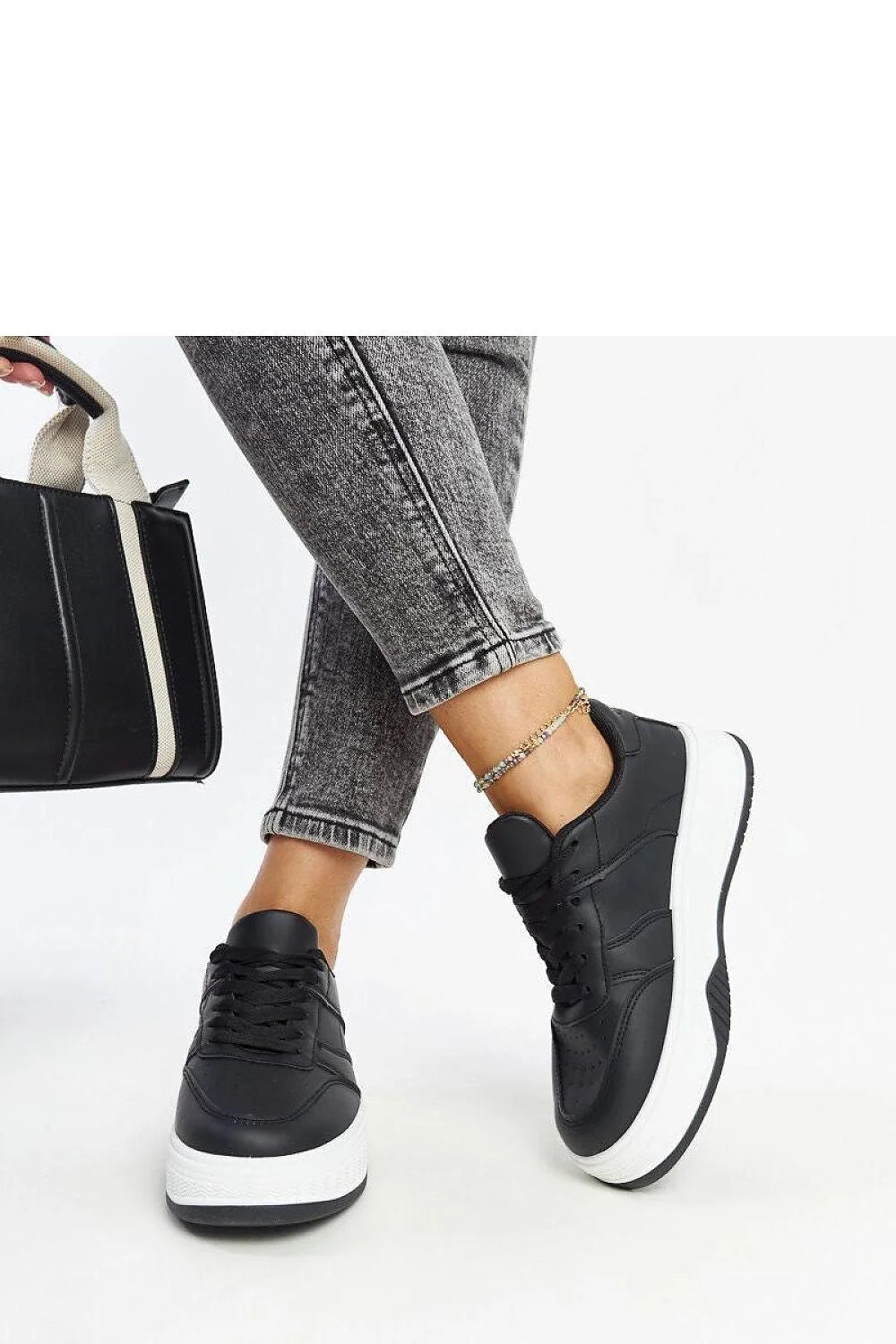 Baskets femme design moderne tendance baskets basses semelle épaisse cuir synthétique noir blanc confort urbain mode décontractée