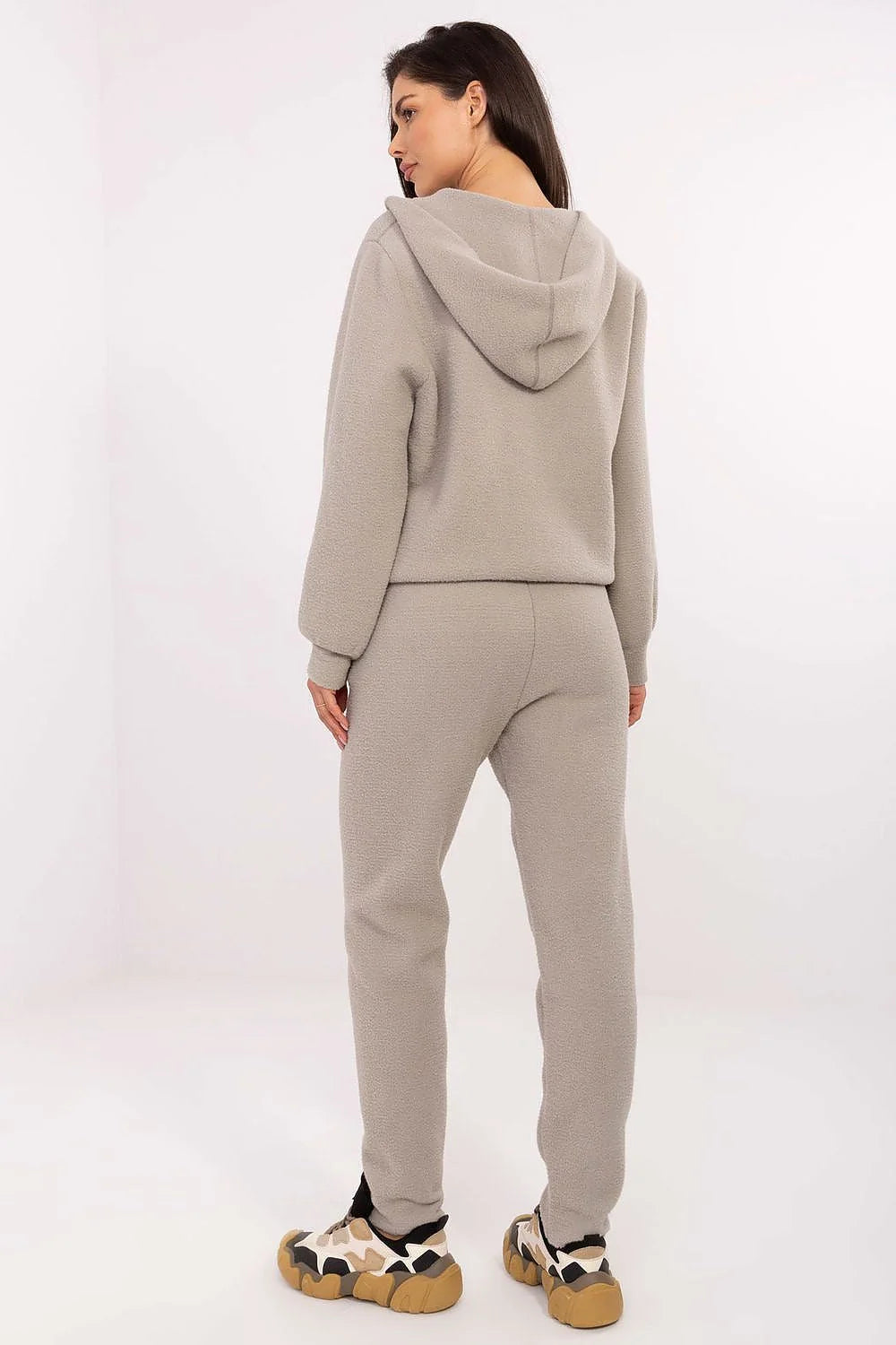 ensemble loungewear femme sweat zippé oversize capuche sherpa taupe poches zippées métalliques confortable coupe boxy pantalon jogger fuselé