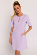 Robe de jour Moe en maille polonaise couleur lilas décolleté en fente manches courtes coupe en A femme
