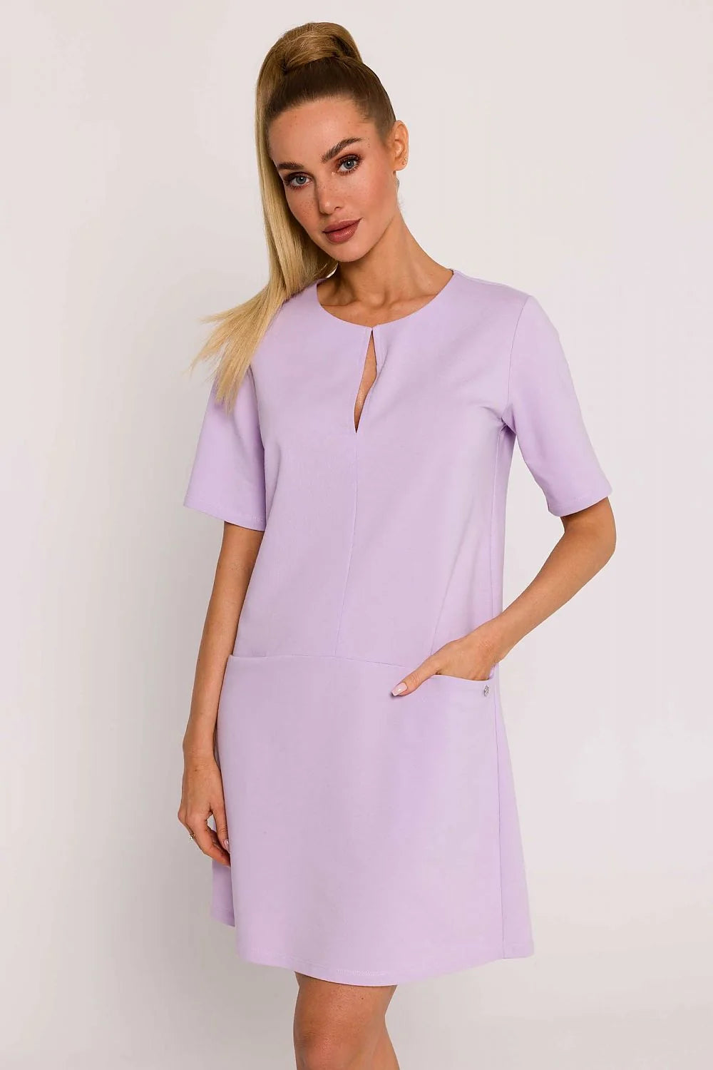 Robe de jour Moe en maille polonaise couleur lilas décolleté en fente manches courtes coupe en A femme