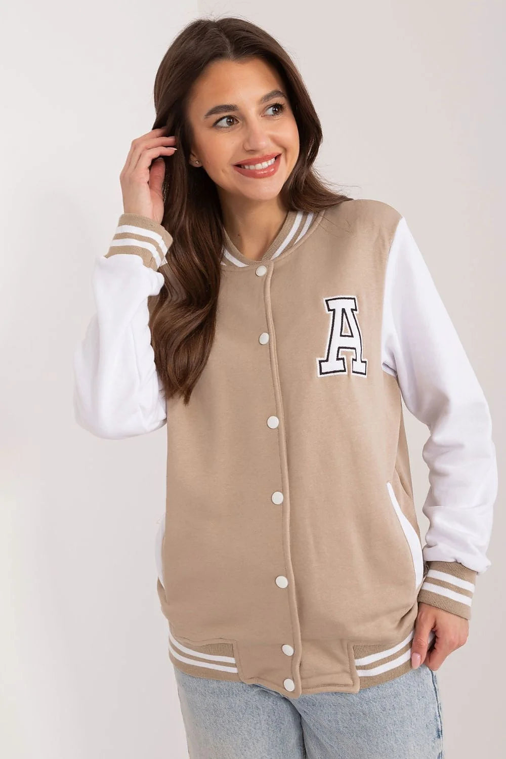 Veste universitaire pour femme beige manches blanches rayures contrastantes style sport chic