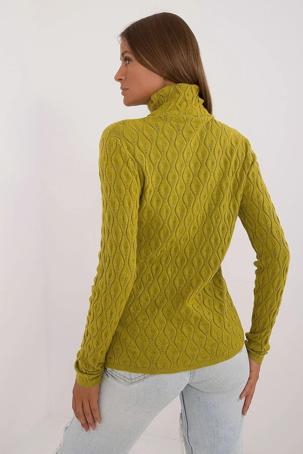 Pull féminin col roulé motif torsadé couleur verte vibrante manches longues coupe ajustée finitions côtelées matière douce