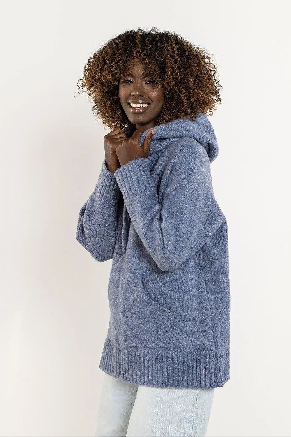pull capuche femme oversize maille épaisse bleu chiné tunique allongée poche kangourou cordon serrage moelleuse duveteuse bords côtes larges poignets