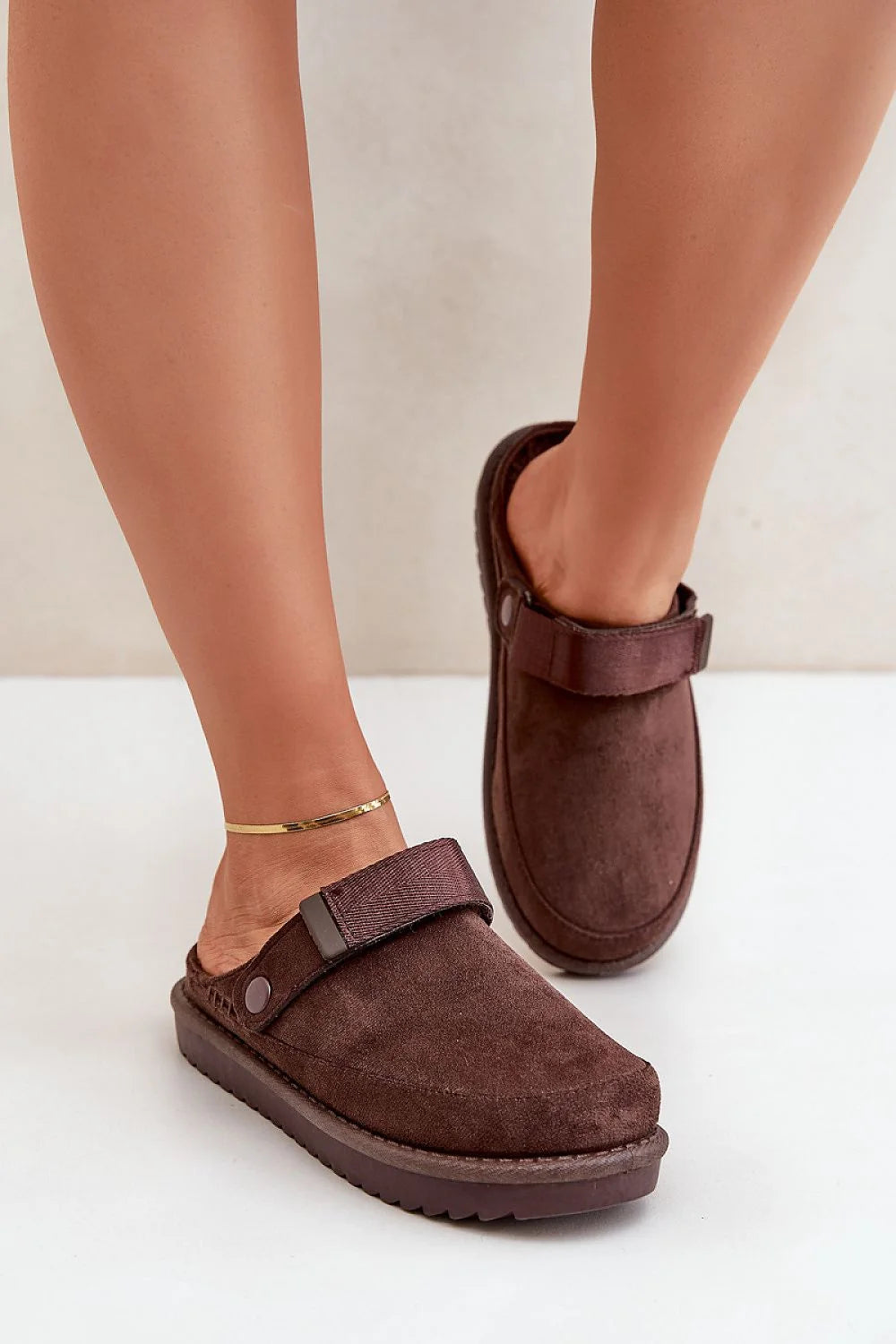 Mules femme élégantes en suédine écologique couleur marron, intérieur fourrure douce, plateforme 2.5 cm, fermeture Velcro, parfaites pour la maison et les sorties décontractées, style moderne et tendance