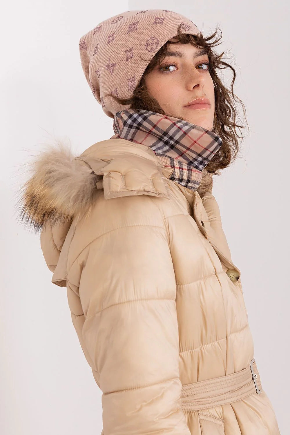 Manteau d'hiver féminin moderne élégant long ajusté double boutonnage tissu matelassé col fourrure doublure à carreaux beige occasion ville campagne voyage hiver chic sophistiqué