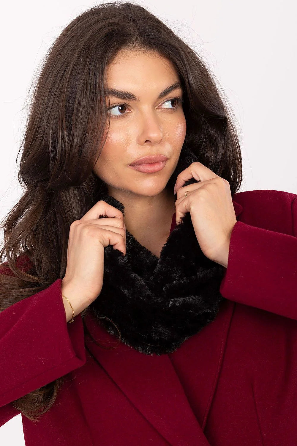 snood col femme fausse fourrure noire infinie circulaire volumineuse pelucheuse brillante chaude confortable douillette luxueuse élégante