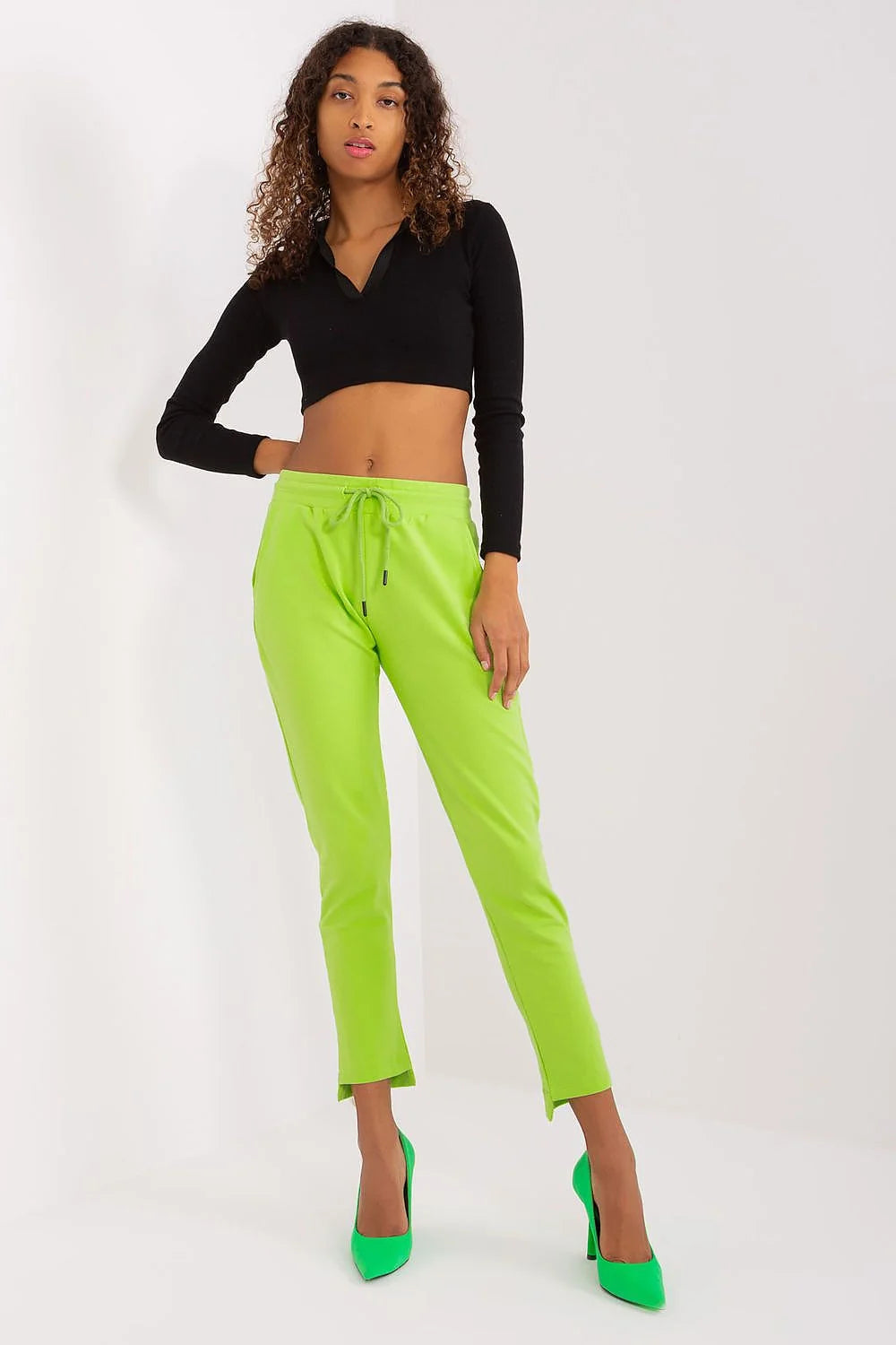 Pantalon survêtement Relevance femme style casual sportif confortable matière élasthanne couleur vert vif manches longues coupe droite