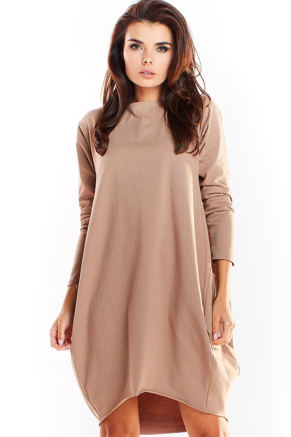 Robe ample coton beige minimaliste manches longues élégante confortable tendance automne pour femmes modernes
