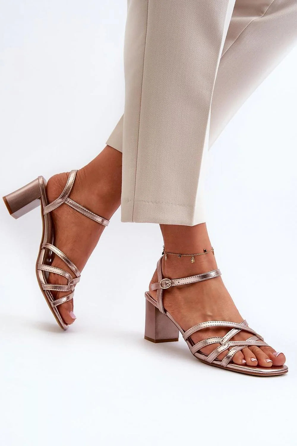 sandales talon bloc carré métallisé rose doré cuir synthétique semelle naturelle brides fines entrecroisées boucle métallique réglable maintien confortable chic