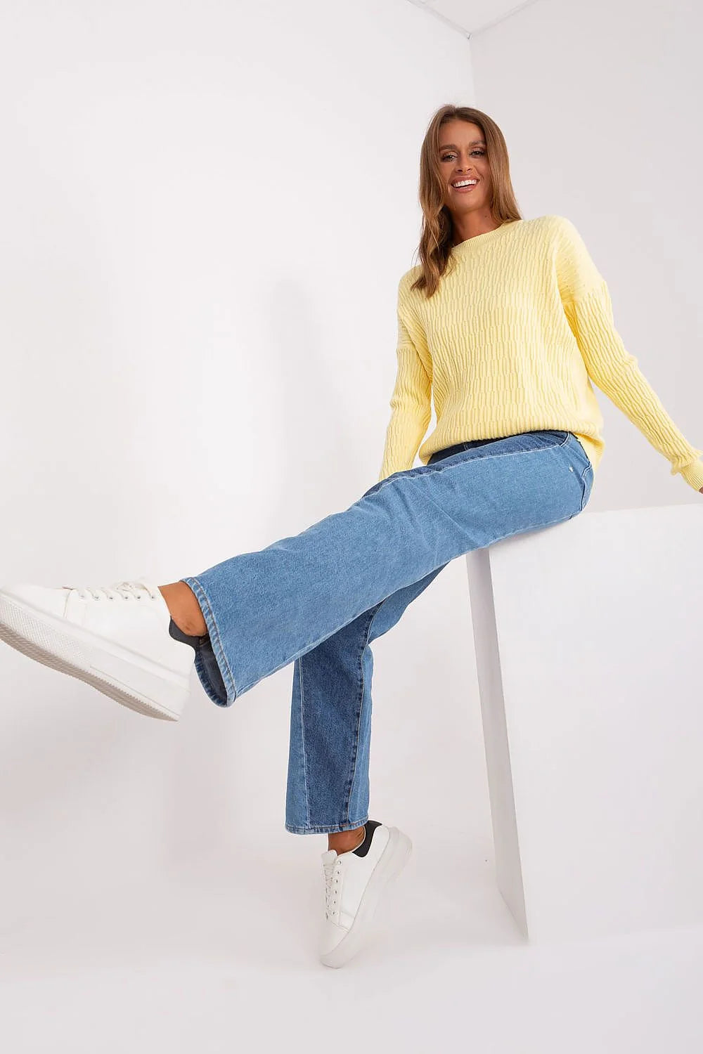 Pull femme jaune pastel maille tressée manches longues coupe ample encolure ronde côtelée matière douce