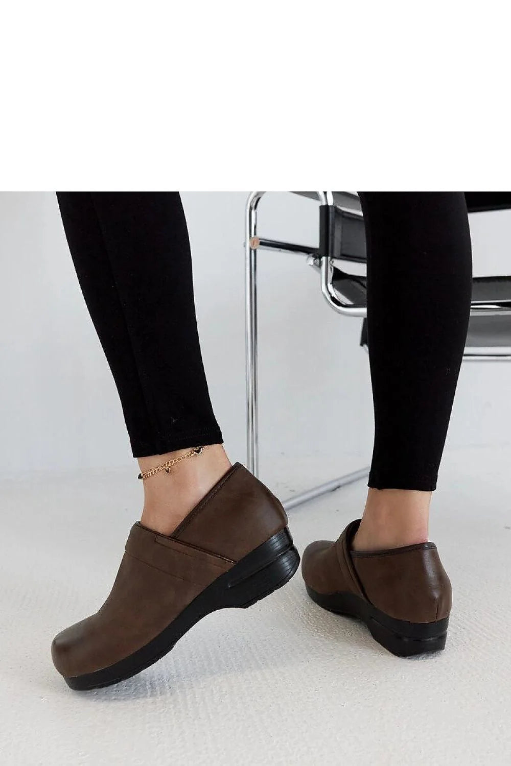 Chaussures pour femmes style sabot couleur marron chaîne dorée confortable élégance quotidienne mode moderne