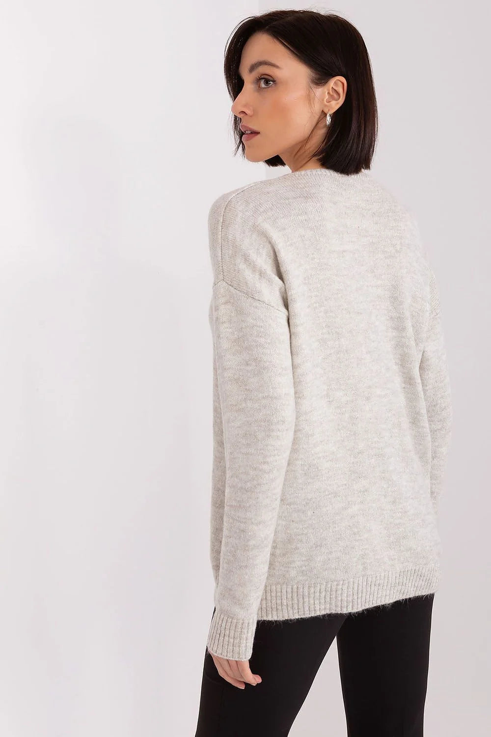 Pull femme style parisien manches longues col V gris chiné coupe ample matériau synthétique naturel