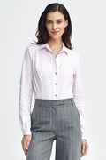 Ensemble vestimentaire féminin chemise pantalon élégant coupe ajustée matière coton rose pâle gris rayures professionnel