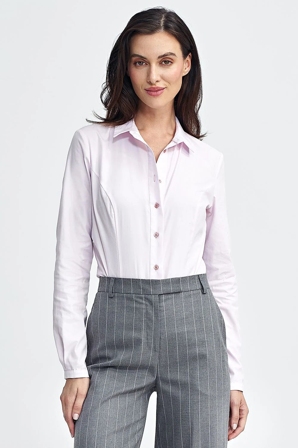 Ensemble vestimentaire féminin chemise pantalon élégant coupe ajustée matière coton rose pâle gris rayures professionnel