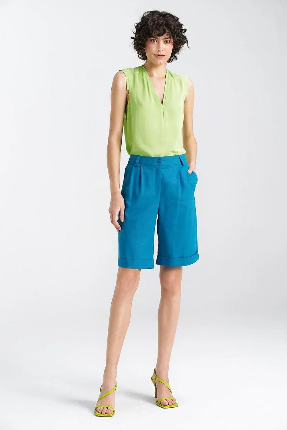 Tenue estivale femme deux pièces haut sans manches V-neck vert citron bermuda bleu roi taille haute plis revers sandales