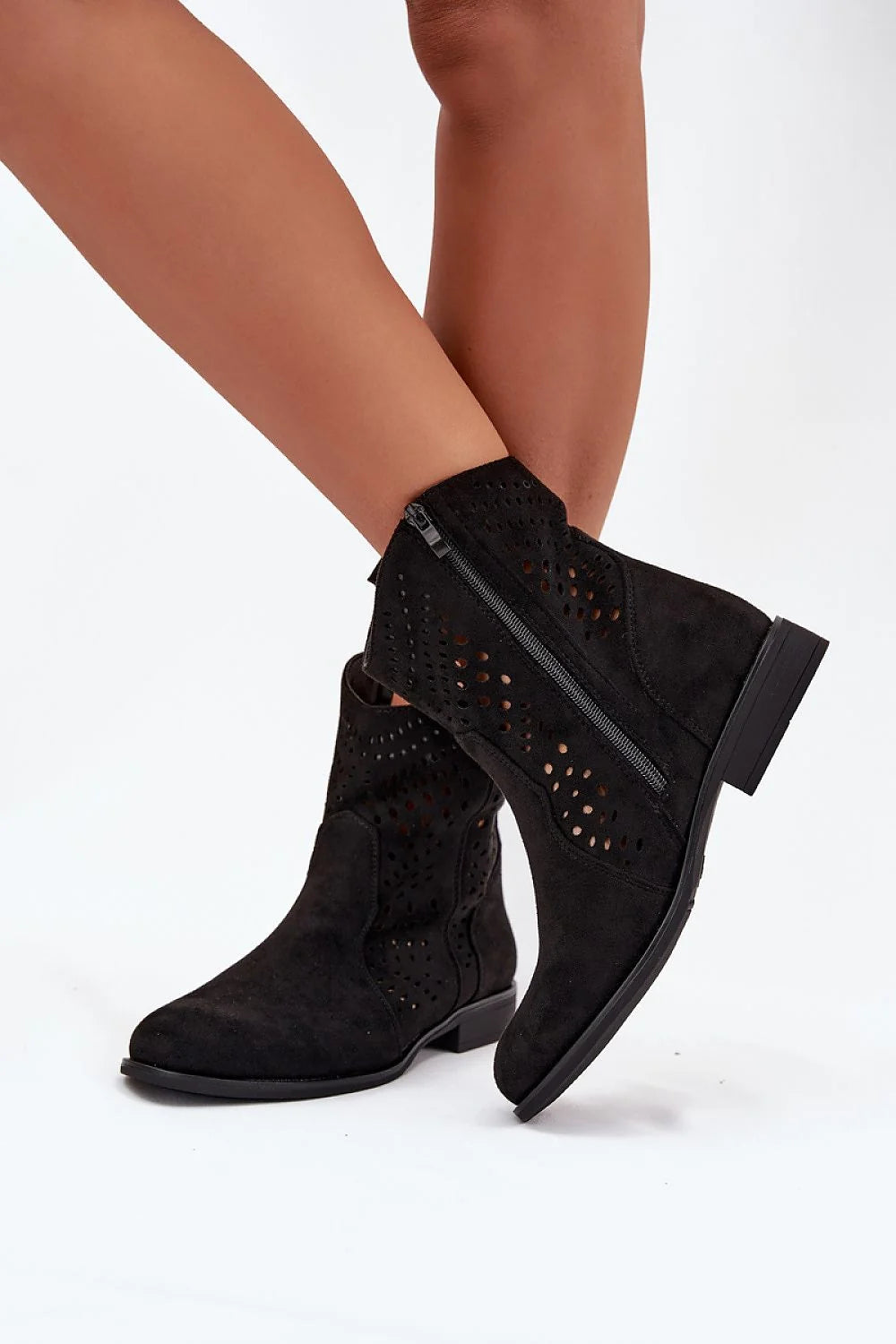 bottines femme suédine écologique noires perforées ajourées bohème chic bout arrondi tige ajustée fermeture zippée talon bas antidérapante doublure chaude