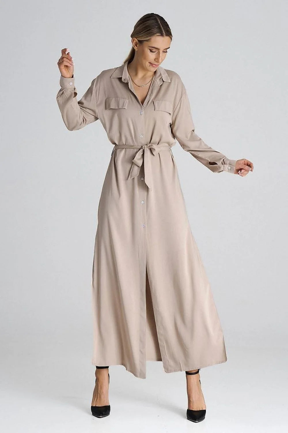 robe chemise longue maxi beige fluide légère polyester manches longues poignets boutonnés ceinture taille fentes latérales col classique ajustée élégante