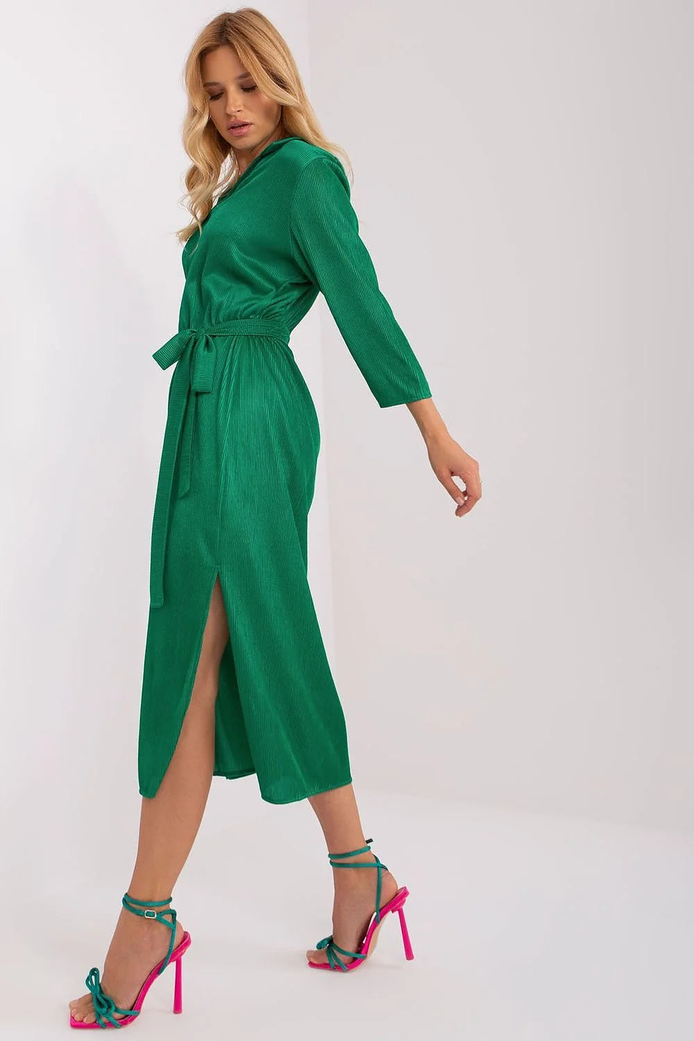 robe midi chemise vert émeraude satinée côtelée fluide col V revers manches trois quarts ceinture nouée taille cintrée fente latérale
