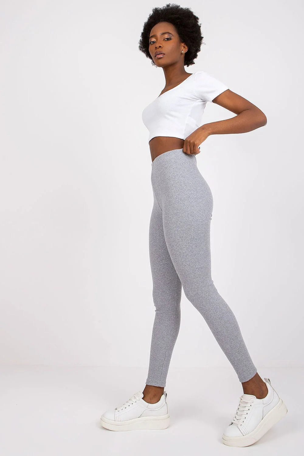 Set de vêtements féminin Crop top blanc manches courtes carrure ajustée Leggings gris haute taille Skinny stretch femme
