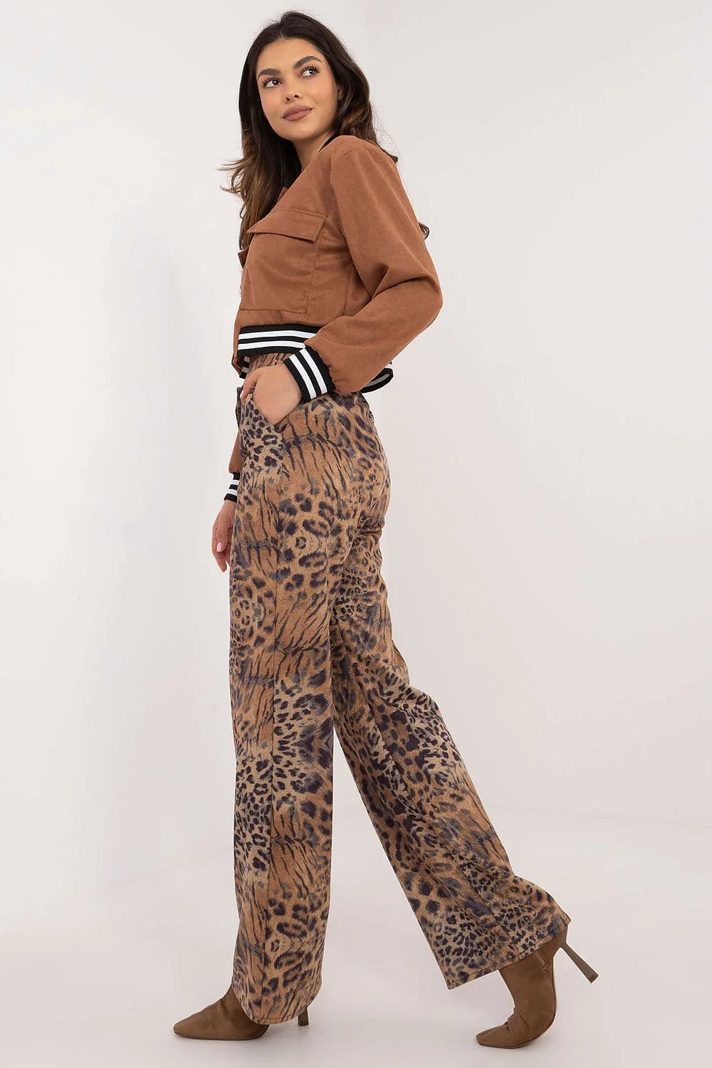 ensemble femme bomber court suédine cognac col varsity rayé boutons pression poches rabat pantalon taille haute jambe large motif léopard