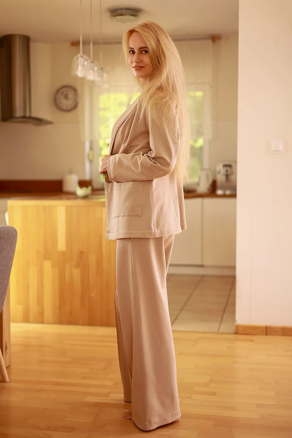 Ensemble coordonné femme veste pantalon beige clair matière douce légèrement stretch design classique coupe droite longue amples poches plaquées polyvalent occasion professionnelle décontractée élégante