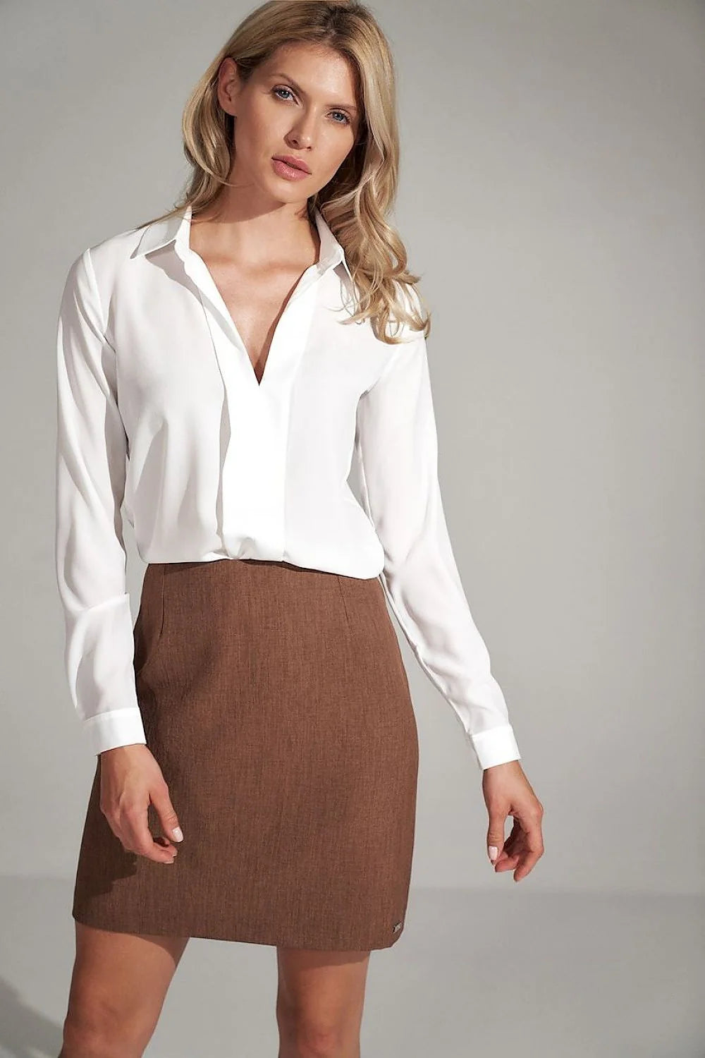 Ensemble chemisier blanc polyester jupe marron élégant mode professionnelle femme chic moderne allure sophistiquée
