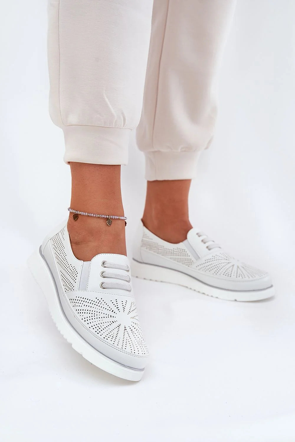 Chaussures basses femmes style moderne élégant cuir artificiel blanc perforé semelle épaisse confort quotidien
