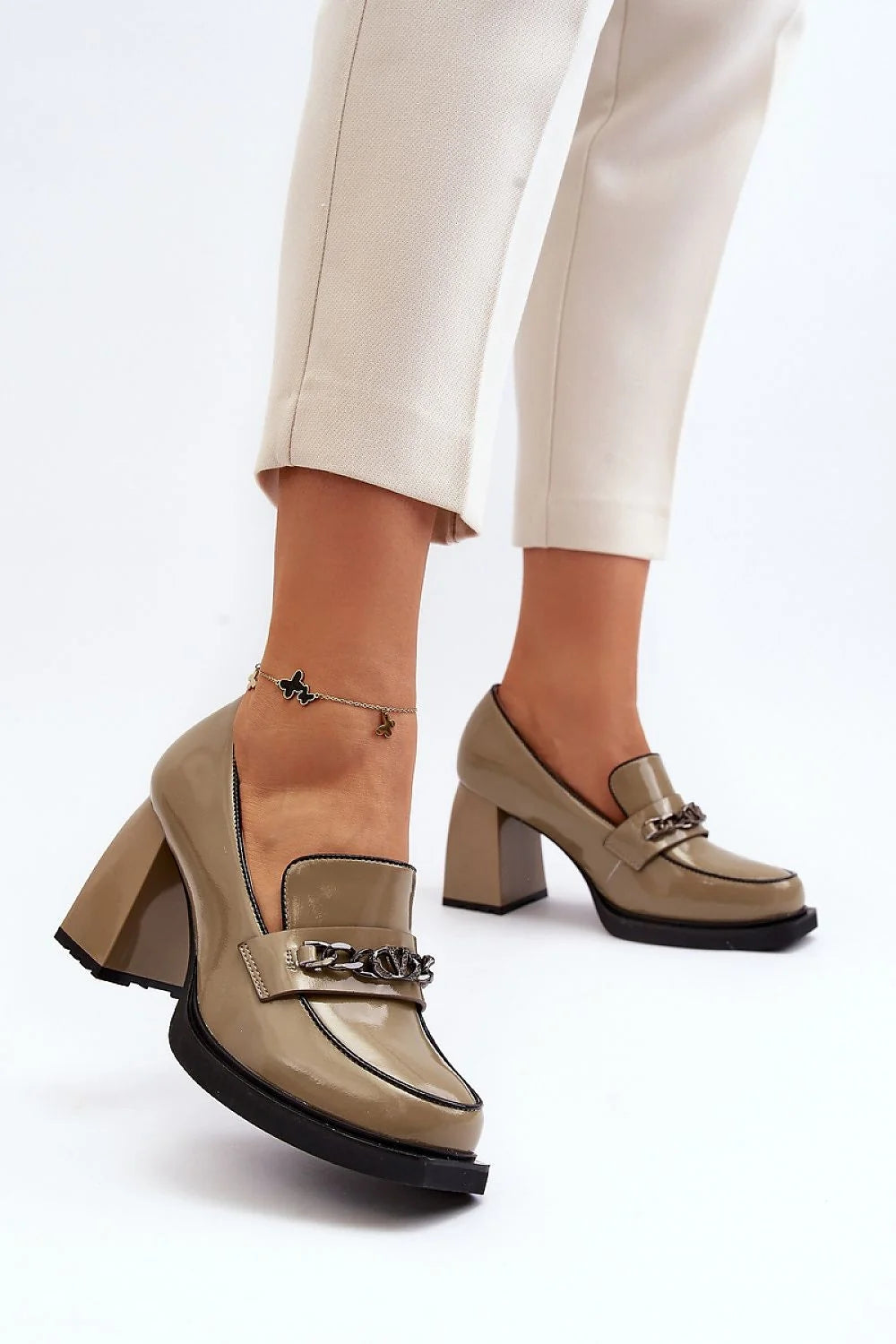 escarpins talon bloc cuir naturel beige taupe verni mocassin bout arrondi chaîne métal argenté semelle crantée noire intérieure cuir confort