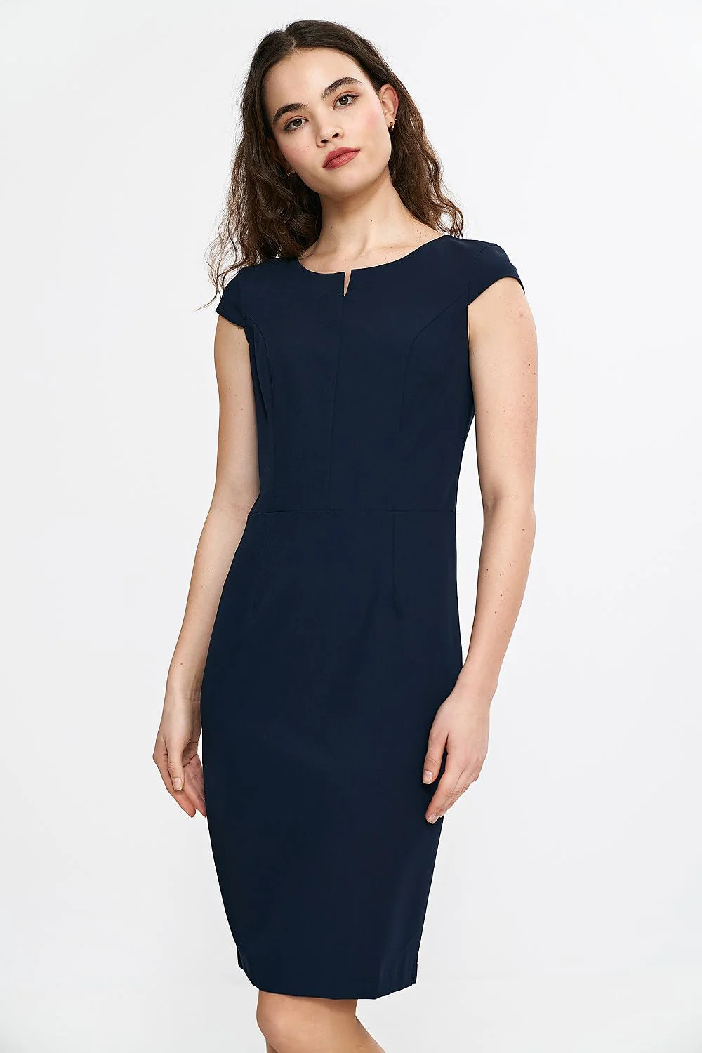 Robe de jour élégante longueur genou manches courtes coupe ajustée couleur navy matériau confortable événement professionnel style intemporel finitions soignées accessoires personnalisables robe formelle mode féminine vêtement classe