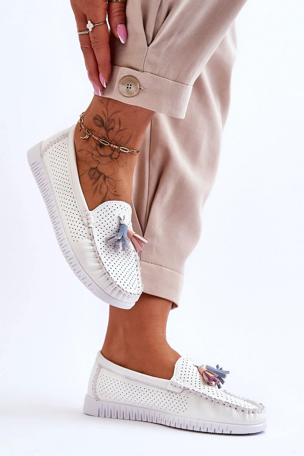 Mocassins pour femmes élégants cuir naturel perforé pompons pastel style moderne soutien maximal occasion décontractée semi-formelle