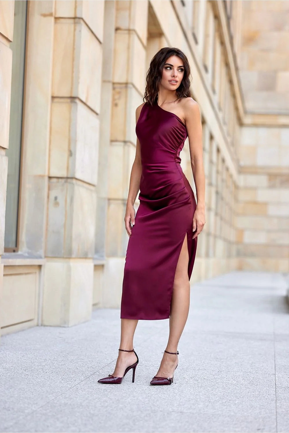 robe bordeaux satinée asymétrique monoépaule midi ajustée drapée latérale fente discrète bretelle plissée large brillante soyeuse moulante coutures finitions qualité