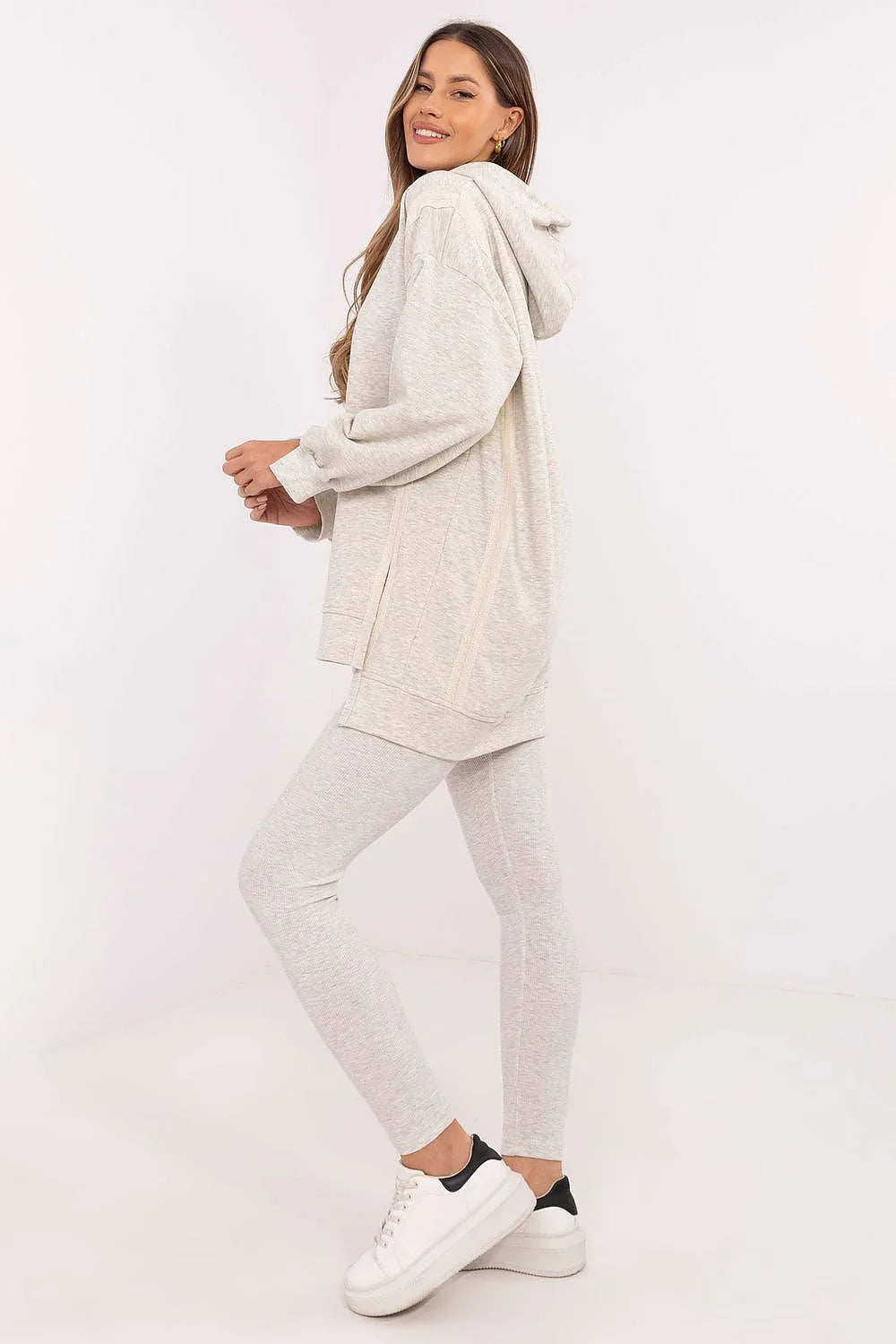 ensemble décontracté femme sweatshirt long capuche oversize tunique fentes latérales manches longues poignets ajustés legging slim côtelé cheville beige clair