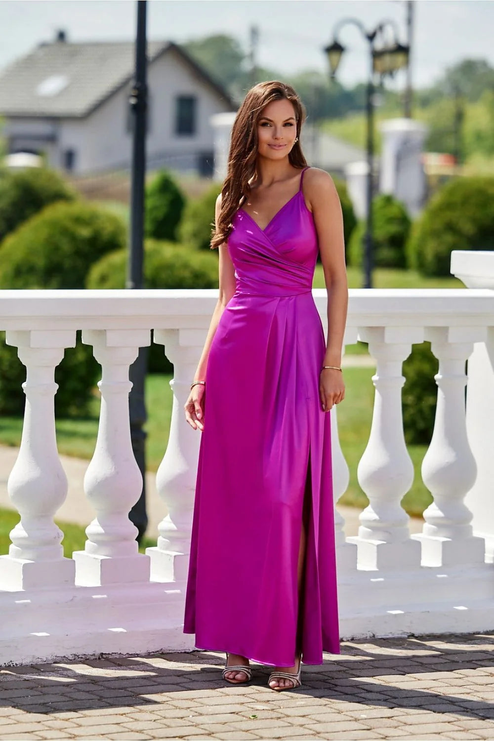 Robe longue fuchsia Roco Fashion décolleté croisé bretelles fines tissu satiné fente latérale taille ajustable occasion spéciale femme