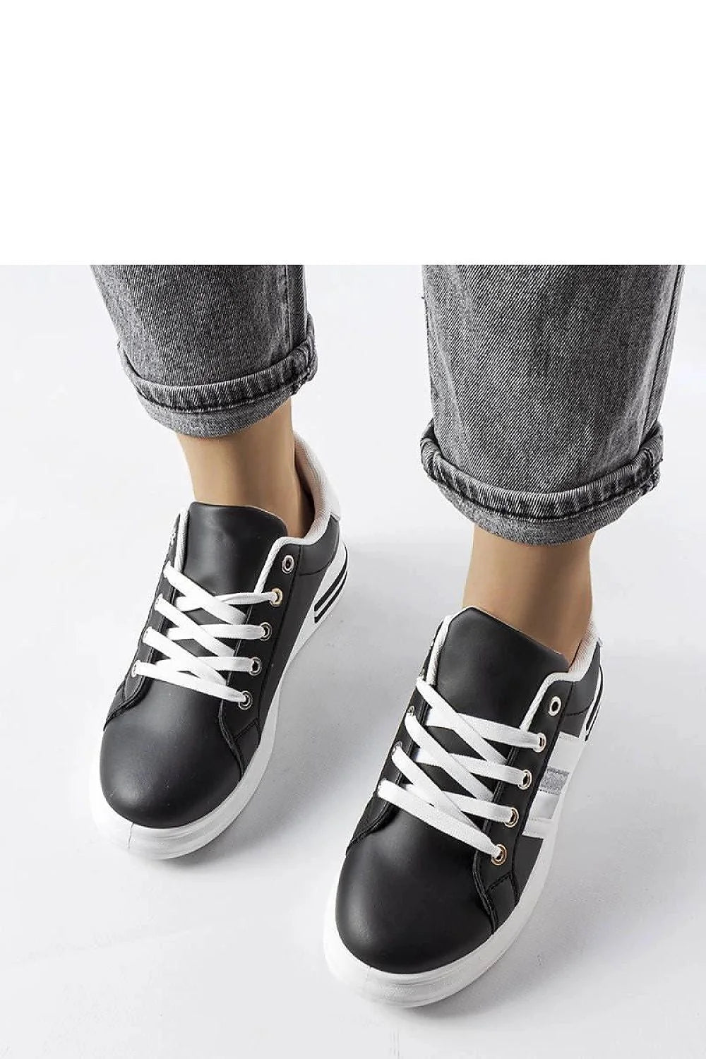 Baskets pour femmes design moderne élégant couleurs noire et argentée matériaux de qualité confortable