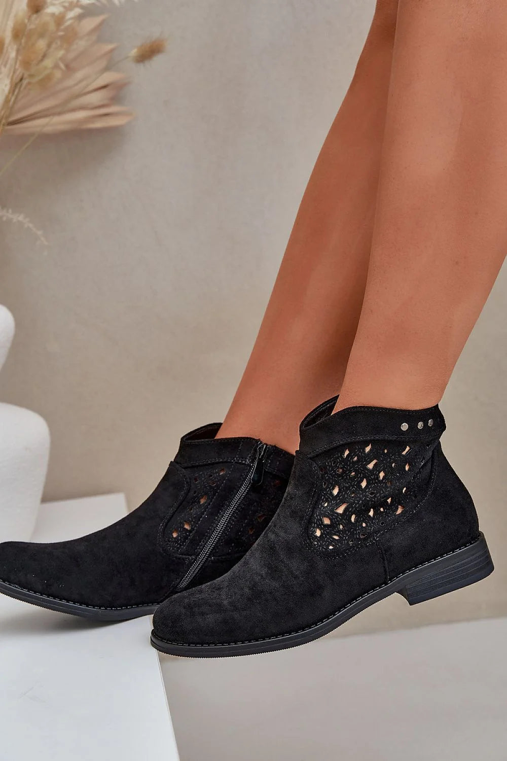 Bottines élégantes pour femmes en suédine noire découpes ajourées confort talon plat style moderne