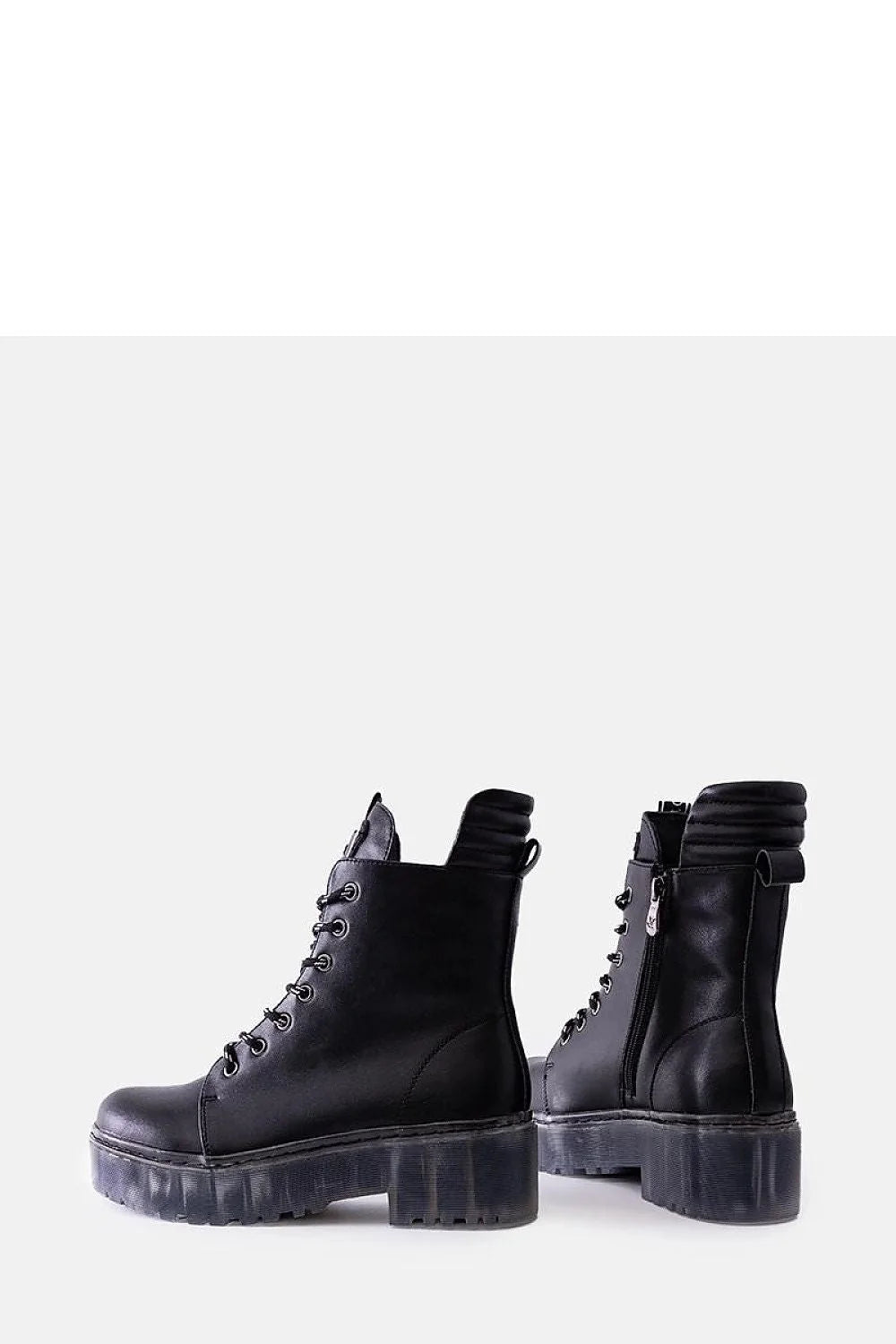 Bottines pour femmes design moderne robuste cuir noir lisse lacets contrastants semelle épaisse protectrice fermeture éclair latérale logo triangulaire