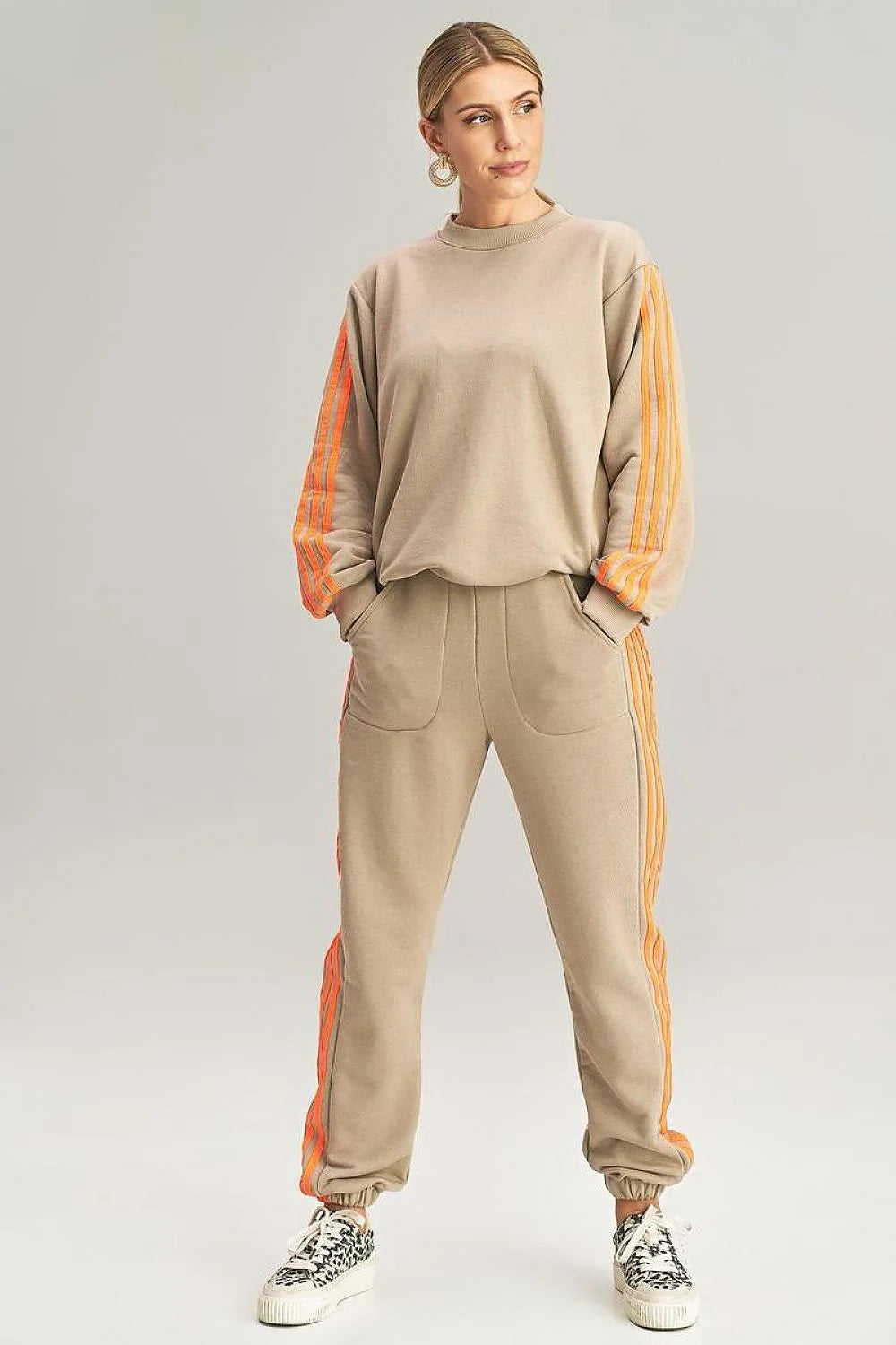 ensemble athlétique féminin casual oversize molleton beige sable bandes orange manches longues jogger ceinture élastique poches latérales confortable respirant polyvalent
