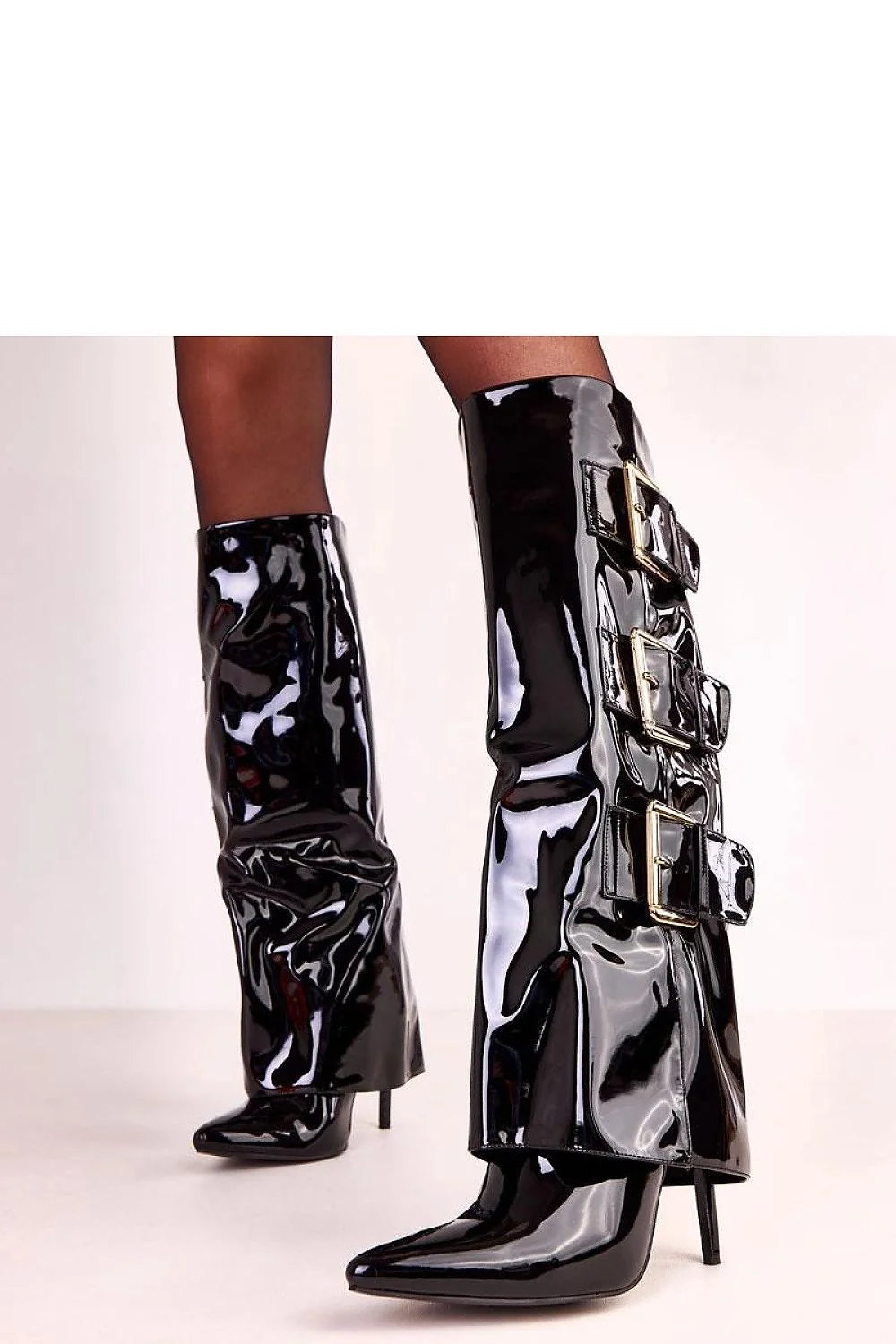 bottes vernies noires hautes talon stiletto pointu tige retroussée boucles dorées réglables laquées glam rock élégantes confortables