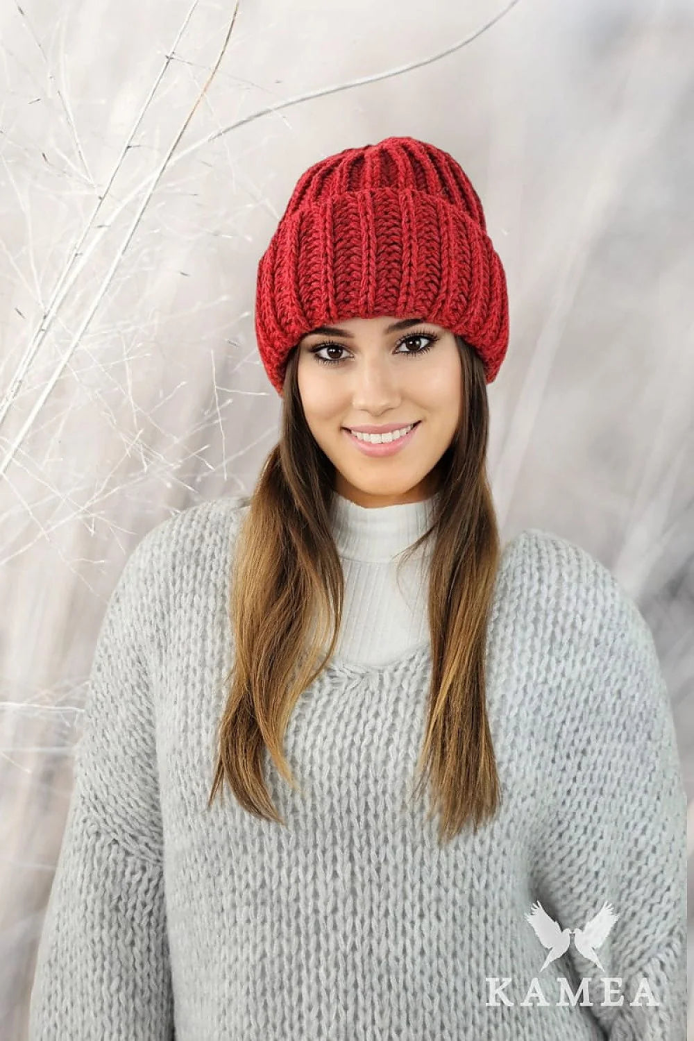 Bonnet en tricot femme rouge vif maille épaisse côtes verticales style intemporel hiver mode