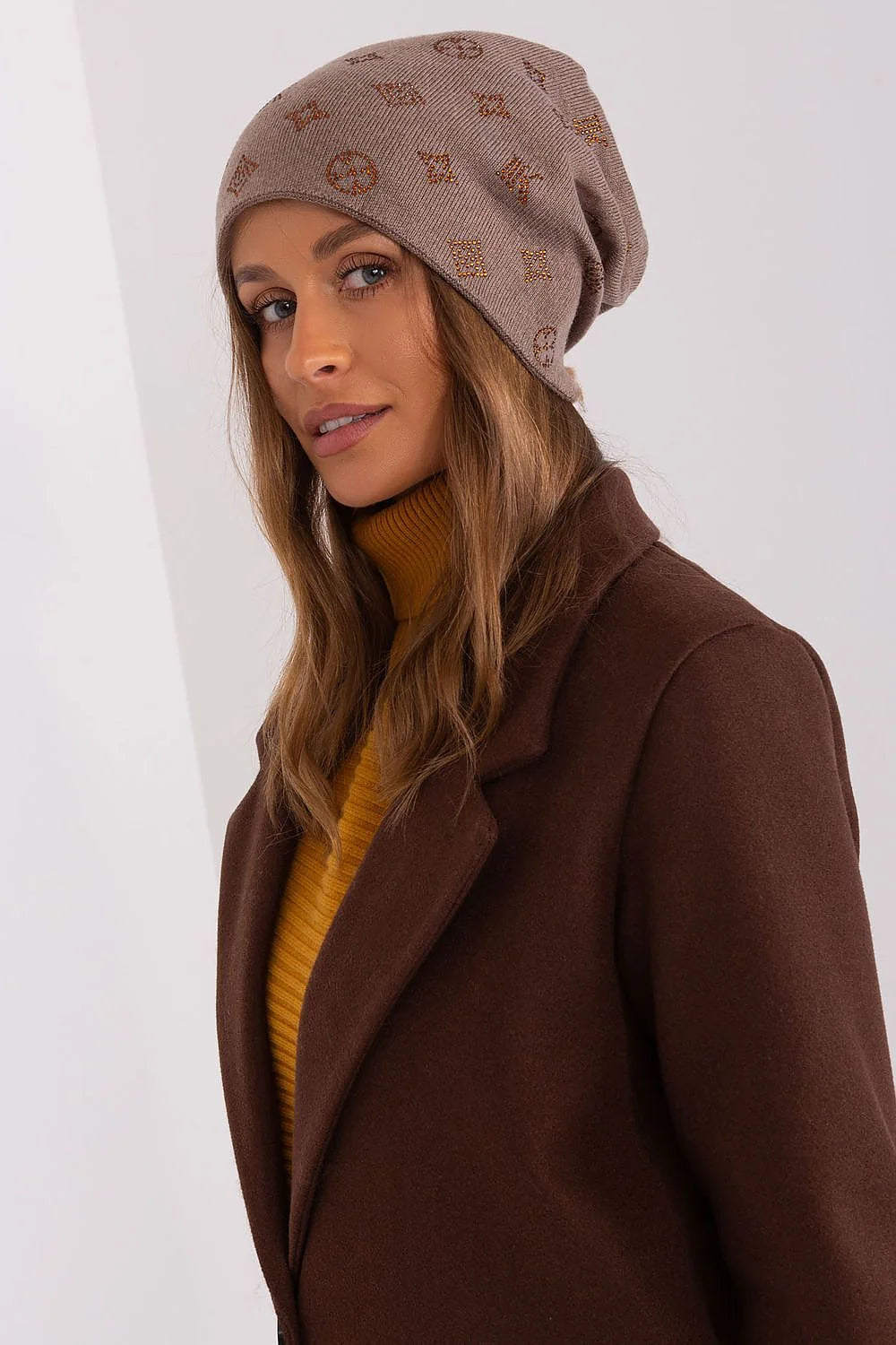 Bonnet d'hiver élégant pour femme en cachemire avec strass, manteau marron et pull moutarde