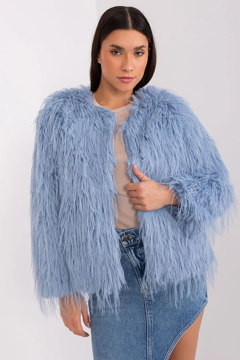 Veste en fausse fourrure bleu ciel pour femmes, design élégant, coupe droite, manches longues, doublure confortable, finitions luxueuses, occasion hiver automne printemps