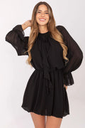 robe cocktail courte noire mousseline fluide manches ballon semi transparentes taille élastique jupe évasée volants lavallière nouée jabot rose décorative