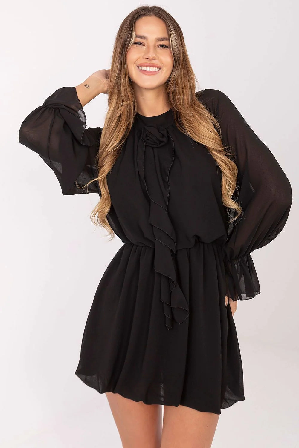 robe cocktail courte noire mousseline fluide manches ballon semi transparentes taille élastique jupe évasée volants lavallière nouée jabot rose décorative