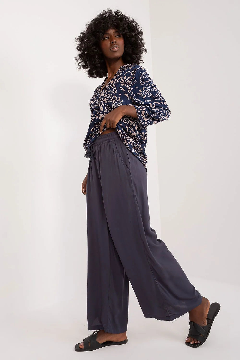 Pantalon femme Sublevel palazzo large bleu marine motif floral abstrait haut ample manches longues sandales plates
