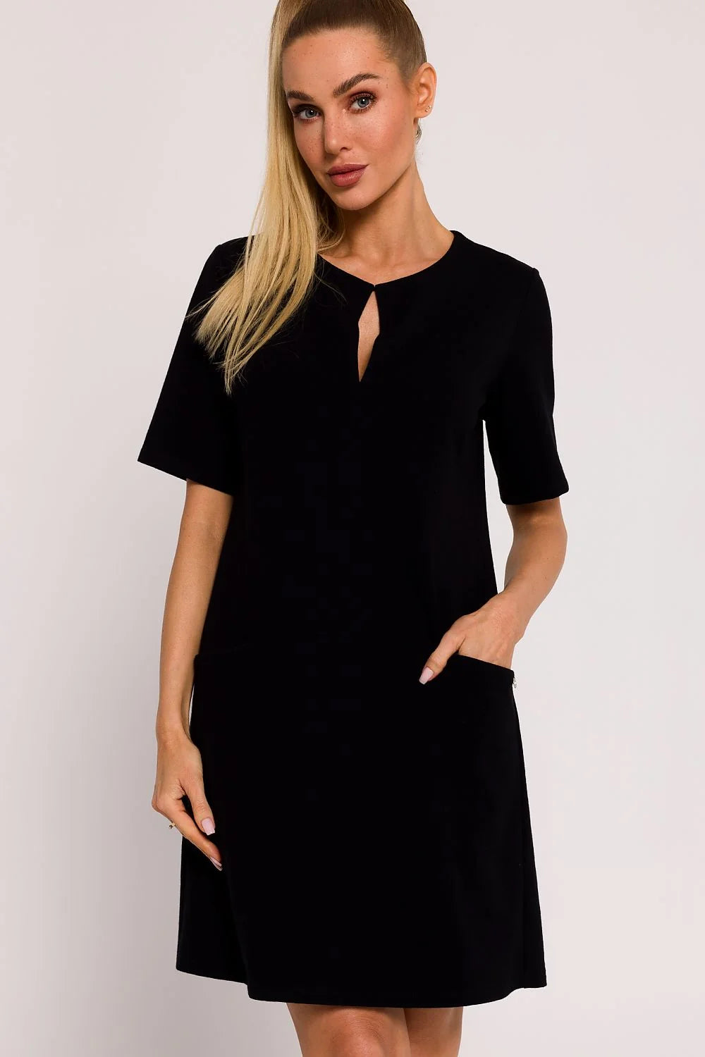 Robe de jour élégante Moe maille polonaise coupe A décolleté subtil manches courtes noire fonctionnalité poche latérale femme