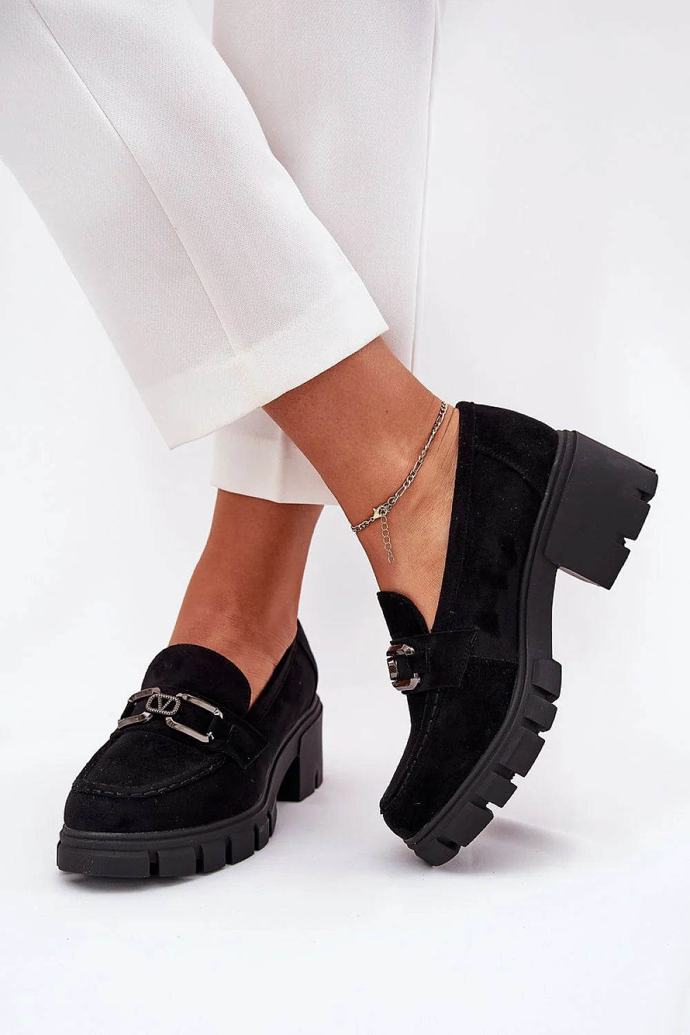 Mocassins femme design moderne élégant talon bloc cuir suédé noir profond semelle épaisse ornement métallique confortable ajustement parfait occasion professionnelle décontractée